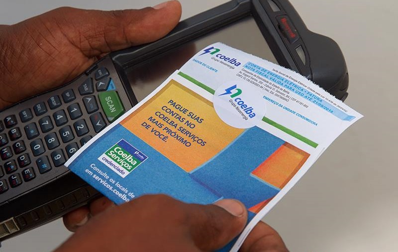 Clientes podem parcelar fatura de energia da Coelba no cartão de crédito