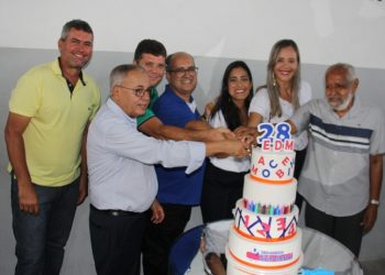 Abertura do ano letivo do Educandário Divino Mestre é marcada por homenagens a monsenhor Luiz Rodrigues e padre Antônio Elias