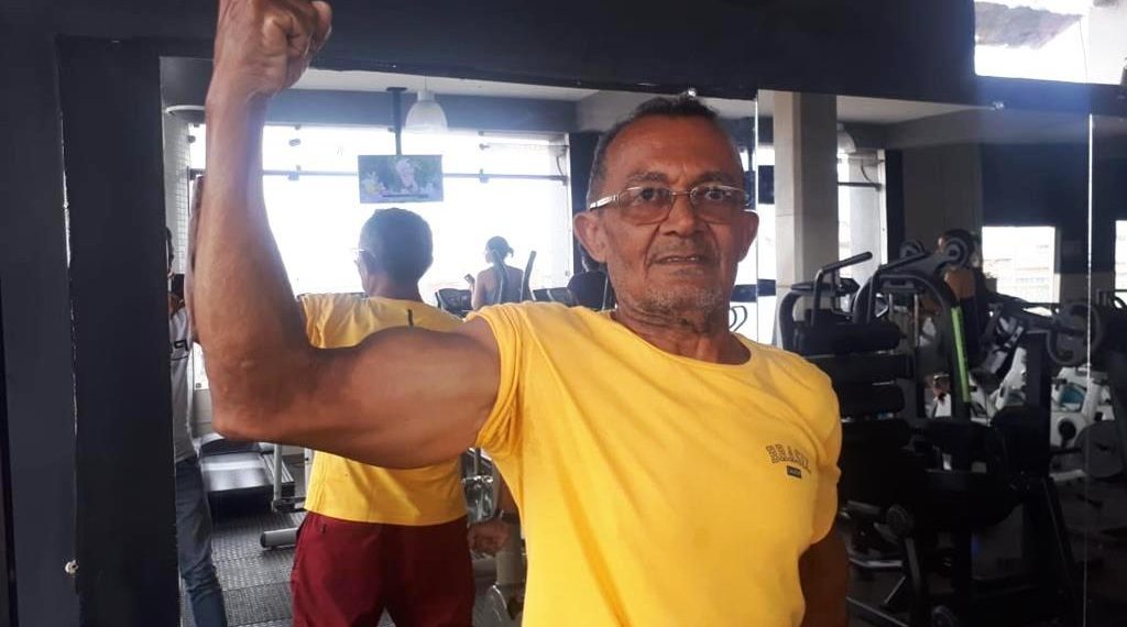 Idoso de 75 anos faz musculação três vezes por semana e diz que só para quando morrer
