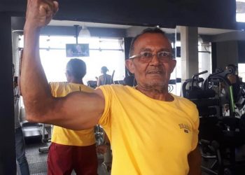 Idoso de 75 anos faz musculação três vezes por semana e diz que só para quando morrer