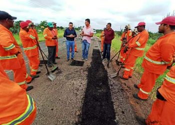 Ex-vereador Ilário Carneiro acompanha serviço de recuperação de rodovia em São Domingos