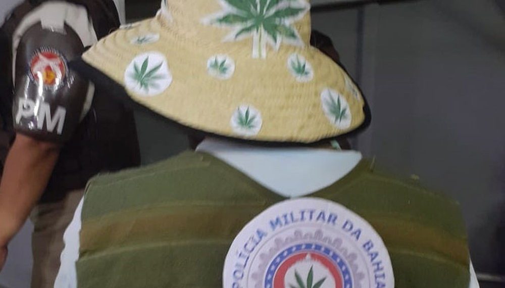 Homem é detido em pré-carnaval de Salvador com fantasia que mostrava folha de maconha no brasão da PM