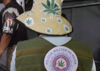 Homem é detido em pré-carnaval de Salvador com fantasia que mostrava folha de maconha no brasão da PM