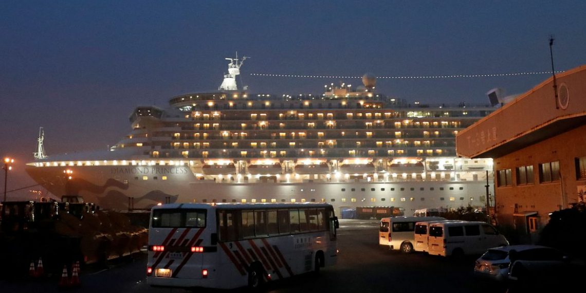 Quase mil passageiros desembarcam do navio afetado pelo coronavírus