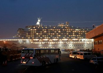Quase mil passageiros desembarcam do navio afetado pelo coronavírus