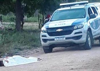 Jovem tem casa invadida é levado para fora e executado a tiros