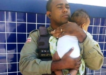 Policial militar cuida de bebê para mãe ir a posto médico