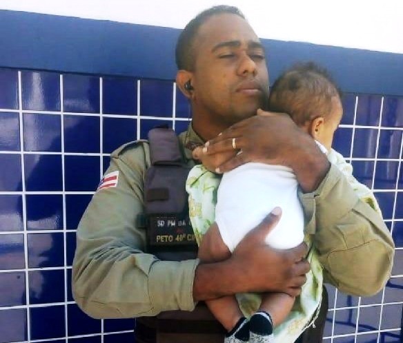 Policial militar cuida de bebê para mãe ir a posto médico