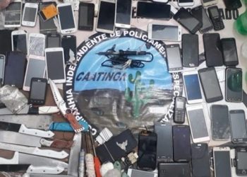 Aparelhos celulares, facas e drogas, são encontrados durante revista no presídio