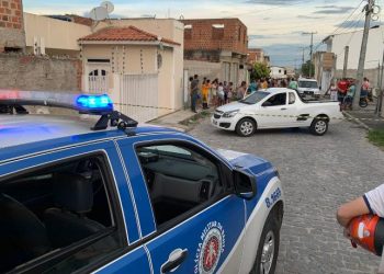 Homem leva vários tiros em tentativa de homicídio quando saía de casa e morre no hospital