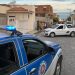 Homem leva vários tiros em tentativa de homicídio quando saía de casa e morre no hospital