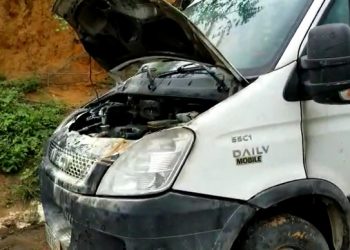 Van da Orquestra Santo Antônio é parcialmente destruída pelo fogo na BR 242