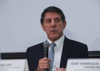 ‘Falta de ar deve chamar atenção’, diz David Uip; médico em isolamento por Covid-19 explica os sintomas