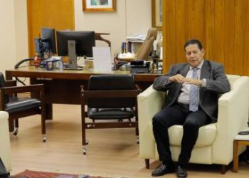 Mourão diz que saúde não pode ser discutida com paixão política