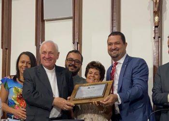Deputado Osni Cardoso entrega Título de Cidadão Baiano ao Bispo Dom Ottorino