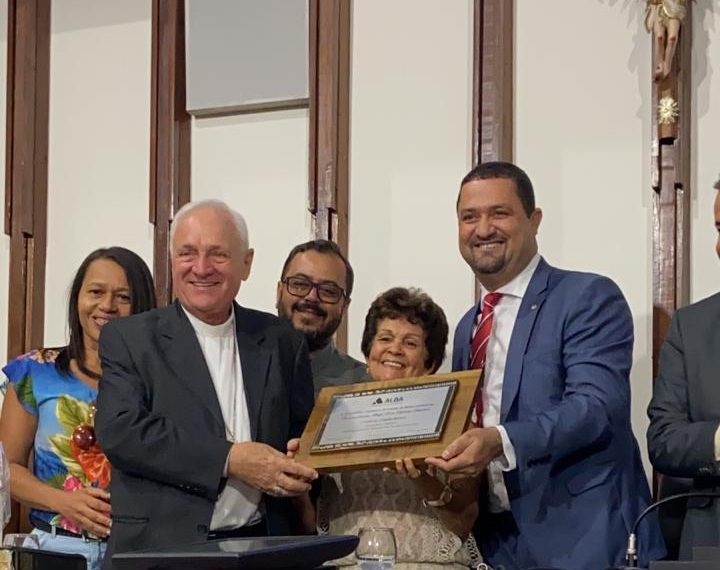 Deputado Osni Cardoso entrega Título de Cidadão Baiano ao Bispo Dom Ottorino