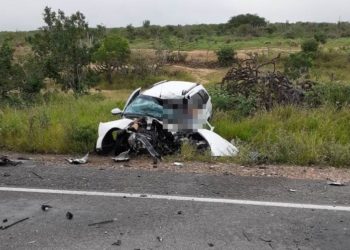 Colisão envolvendo carro de passeio e carreta deixa um morto na BR 116 Norte
