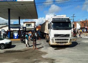 Mulher morre atropelada por carreta em área urbana da cidade