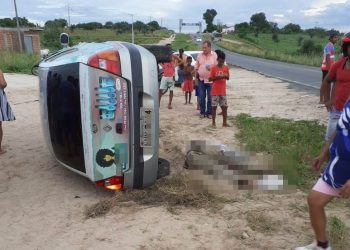 Acidente envolvendo carro e moto deixa um morto e outro ferido na BA 120