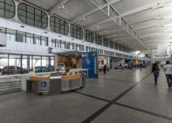 Anvisa barra equipe da SESAB em aeroporto de Salvador quando tentava medir temperatura de passageiros