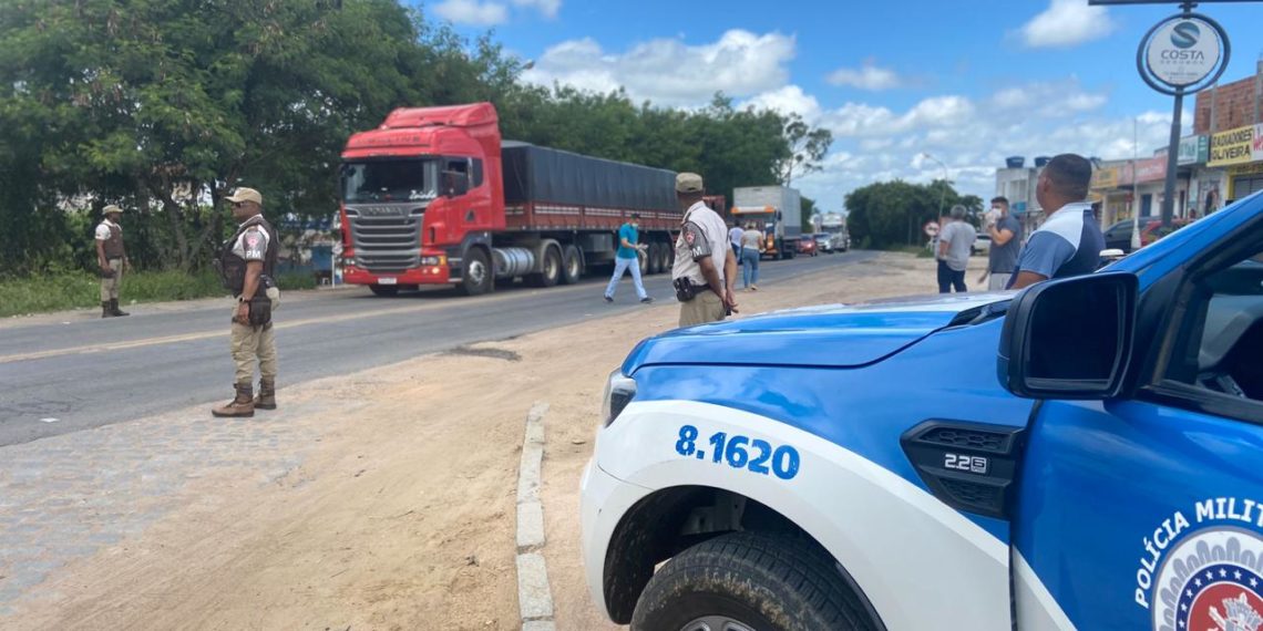 Serrinha – PM e PRF distribuem refeições para caminhoneiros em rodovia