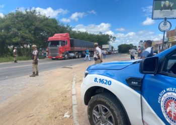 Serrinha – PM e PRF distribuem refeições para caminhoneiros em rodovia