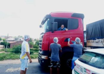 Jovens de Araci doam comida para caminhoneiros na BR-116/Norte