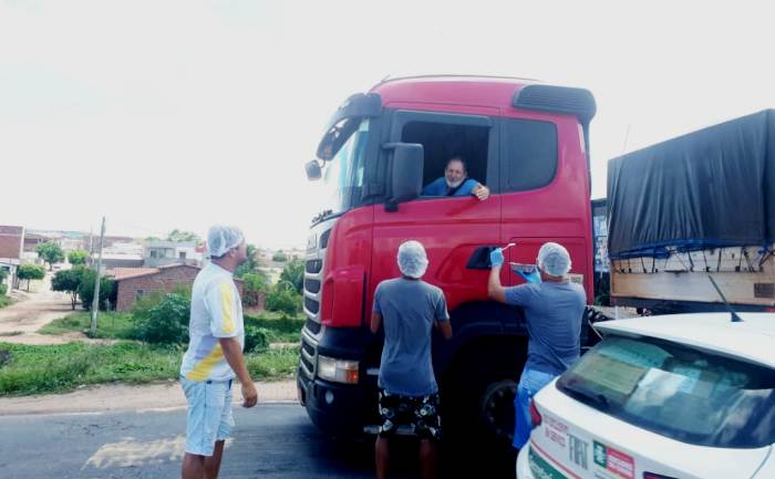 Jovens de Araci doam comida para caminhoneiros na BR-116/Norte