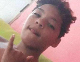 Adolescente de 13 anos é morto a tiros e e mãe baleada dentro de casa