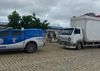 PM intercepta caminhão baú com 32 pessoas; veículo saiu do Paraná com destino a Paraíba