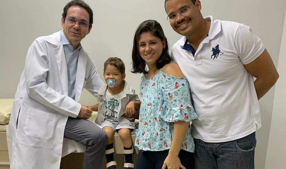 Família faz campanha para arrecadar dinheiro para tratar doença de criança