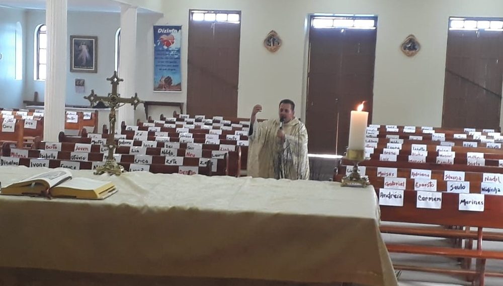 Para evitar aglomeração, padre coloca nome de fiéis nos bancos da igreja e celebra missa pela internet