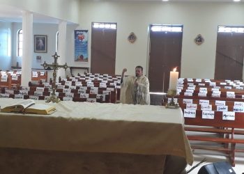 Para evitar aglomeração, padre coloca nome de fiéis nos bancos da igreja e celebra missa pela internet