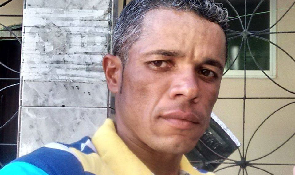 Homem morre eletrocutado por fio de aspirador de pó quando lavava carro