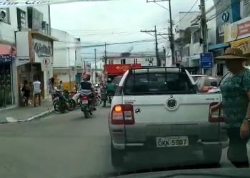 Grande parte do comércio fechado não evitou número excessivo de pessoas nas ruas