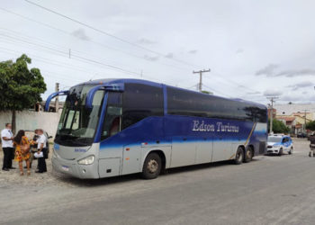 Quatro ônibus que transportavam pessoas de São Paulo para o interior da Bahia foram interceptados em Valente e Cansanção