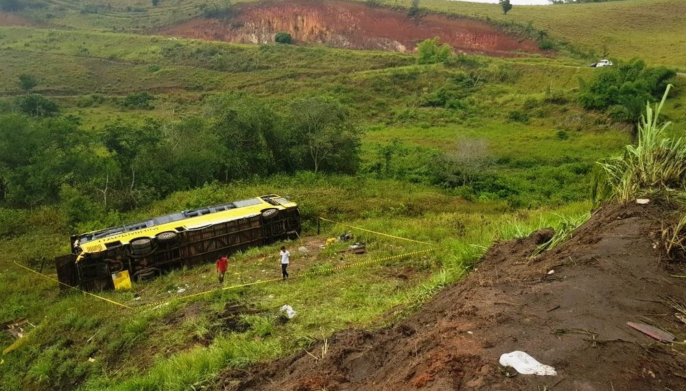 Acidente com ônibus deixa dois mortos e mais de 20 feridos na BR-101