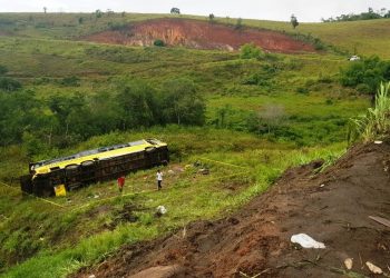 Acidente com ônibus deixa dois mortos e mais de 20 feridos na BR-101