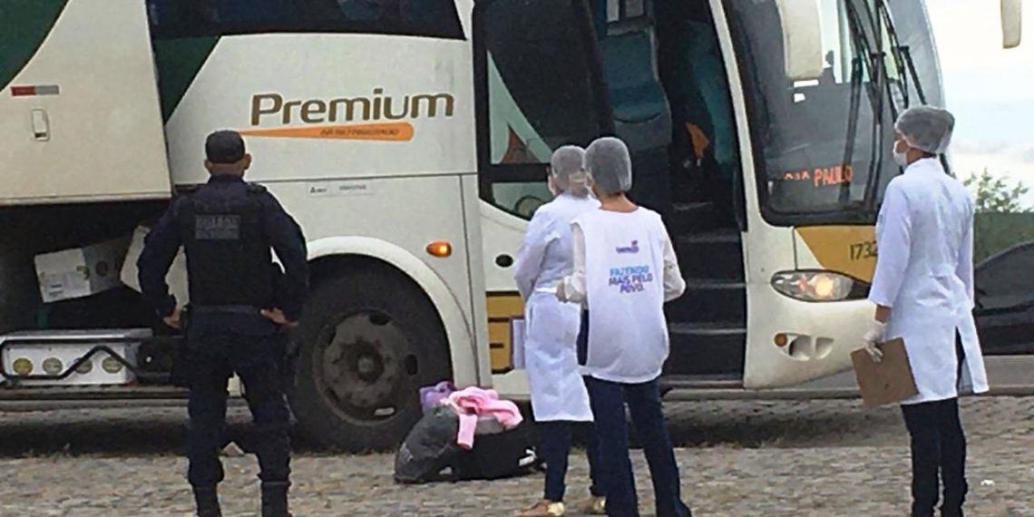Ônibus que saiu de São Paulo com destino a Monte Santo para em Coité para desembarque, e em Santaluz é abordado pela Vigilância Epidemiológica
