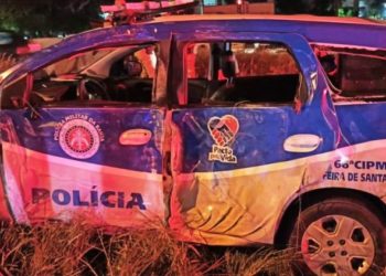 Viatura da PM capota durante perseguição, um policial morre e dois ficam feridos