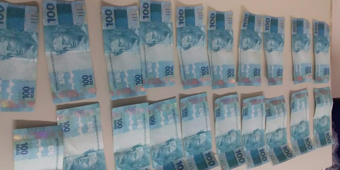 Estelionatária é presa após comprar celular com notas falsas