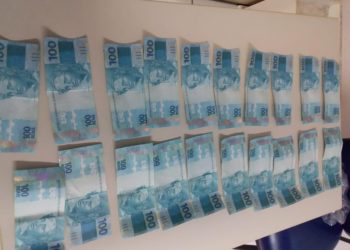 Estelionatária é presa após comprar celular com notas falsas