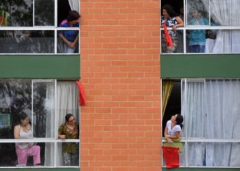 Colombianos penduram panos vermelhos nas janelas para sinalizar fome
