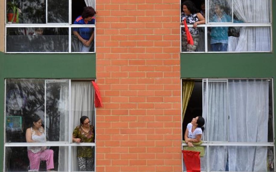 Colombianos penduram panos vermelhos nas janelas para sinalizar fome