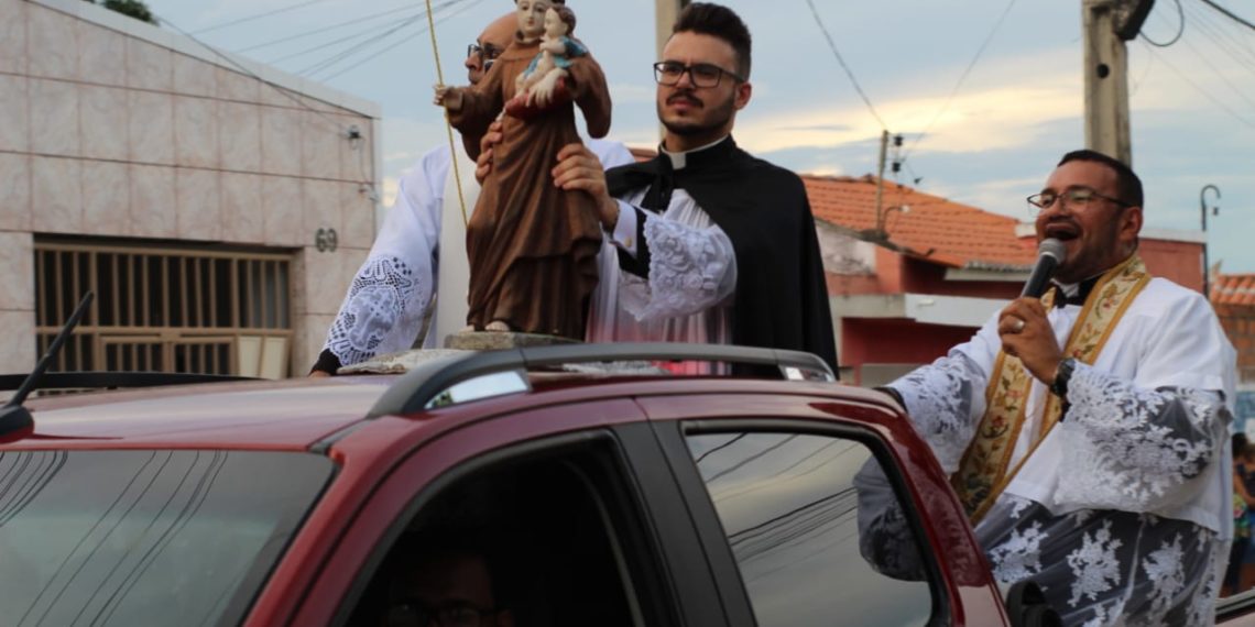 Imagem de Santo Antônio sai às ruas da cidade em peregrinação