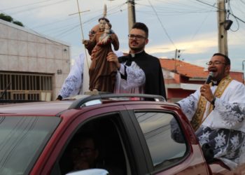 Imagem de Santo Antônio sai às ruas da cidade em peregrinação