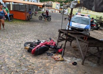 Idoso morre após colidir moto em barraca de feira livre