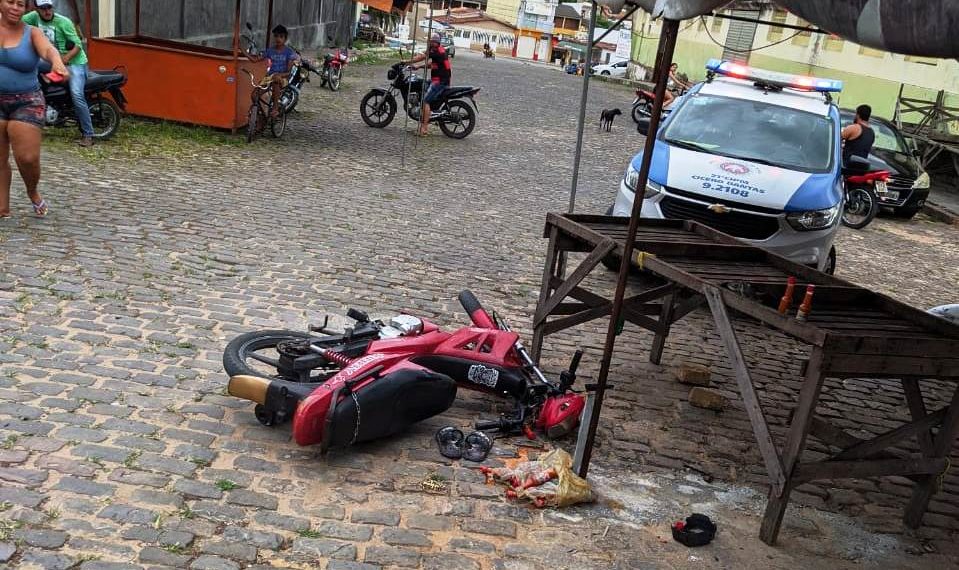 Idoso morre após colidir moto em barraca de feira livre