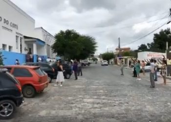 Obedecendo o distanciamento social, membros da Igreja Assembleia de Deus fazem oração em frente ao hospital