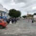 Obedecendo o distanciamento social, membros da Igreja Assembleia de Deus fazem oração em frente ao hospital